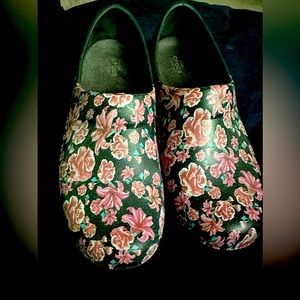 Women’s Crocs size 9